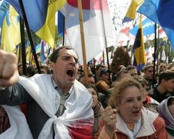 Митингующие пытались прорвать ряды милиции у стен Рады
