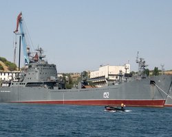 У Криму ГУР вдарило по ВДК "Ямал" та "Ніколай Фільчєнков" РФ: екіпаж був палубі (відео)