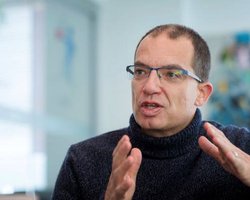 COVID-вакцины малоэффективны против нового штамма "омикрон", — босс Moderna