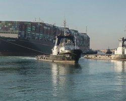 Ever Given вновь чуть не перегородил Суэцкий канал, но все закончилось благополучно (видео)