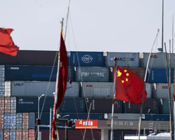 США ввели новые торговые пошлины для Китая: тарифы превысили 100%