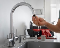 У ЗМІ повідомили про відключення води в Києві після обстрілу ЗС РФ: водоканал відреагував