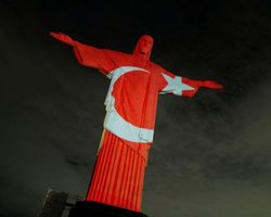 Статую Христа в Рио-де-Жанейро подсветили в цвета Сирии и Турции (видео)