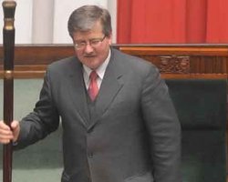 Коморовский подал в суд на Качиньского