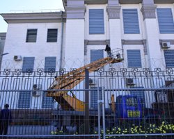 Вокруг посольства РФ в Киеве устанавливают дополнительную ограду накануне выборов в Госдуму