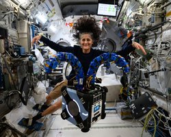 Астронавтка, яка застрягла на 9 місяців у МКС, звільнилася з NASA (відео)