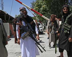 Эвакуация из Афганистана может затянуться. Талибы угрожают "последствиями"