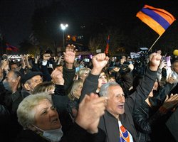 Штурм здания правительства и столкновения с полицией: события в Ереване становятся неуправляемыми (видео)