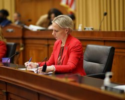 Конгрессвумен из Чернигова выступила против помощи Украине: что думают о ней жители родного города, — WP