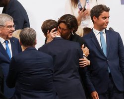 Объятия и поцелуй президента Франции Эммануэля Макрона с министром спорта вызвали ажиотаж