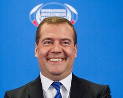 "Відпочинок з тьолками": Медведєв прокоментував запрошення Зеленської та Навальної до Байдена (фото)