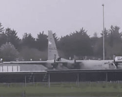 Чоловік із сокирою напав на американський військовий літак: подробиці (відео)