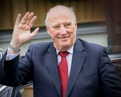 89-летнего короля Норвегии срочно повезли в больницу во время отпуска: что произошло