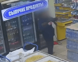 Мужчина начал стрельбу из АК-47 в супермаркете Донецка: его обезоружили силовики (видео)