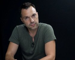 Если РФ бросит на фронт 200 тысяч мобилизованных, Украина потеряет 20 тысяч военных, — Арестович