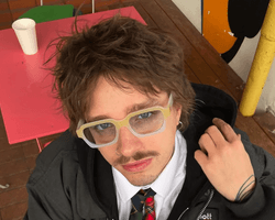 Принудительно мобилизованный блогер Денис передал украинцам "привет" из Испании (фото)