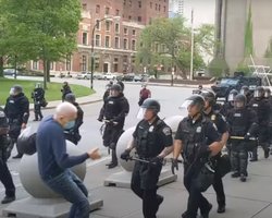 Пошла кровь из ушей: в Нью-Йорке полицейские применили силу против 75-летнего мужчины