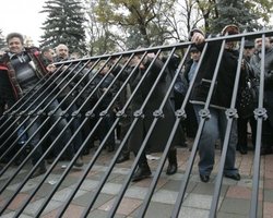 На пикетчиков, сломавших забор под Верховной Радой, завели дело