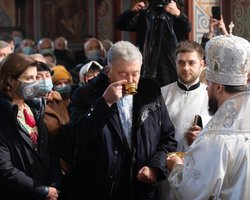 "Великий день": Порошенко пошел в храм перед избранием ему меры пресечения (фото)