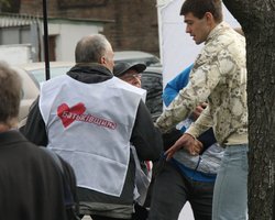 Возле харьковского суда бютовца ударили по голове металлической трубой