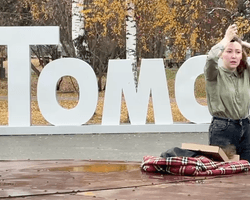 Борются как умеют: девушка в Томске сбрила волосы в знак протеста против мобилизации (видео)