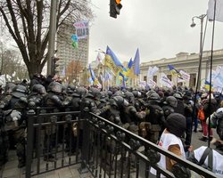 В Киеве перекрыли Грушевского, под ВР между полицией и протестующими – потасовки