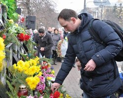 Молебен в память о Героях Небесной сотни проходит в центре Киева