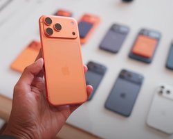 "Цегла" замість iPhone 17: вже двое покупців в Україні повідомили, що їх "намахали" відомі магазини