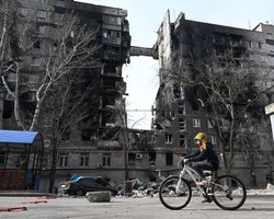 За год войны в Мариуполе погибли не менее 10 тысяч человек, – Human Rights Watch