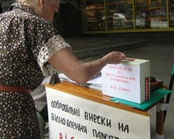 Коммунисты круглосуточно дежурят возле разрушенного памятника Ленину