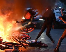 Перемога ПСЖ закінчилась погромами, підпалами та сотнями затриманих у Парижі (відео)