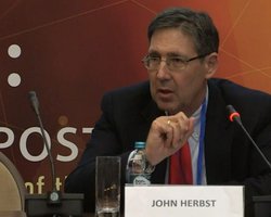 США уже в ближайшие месяцы могут предоставить Украине оружие, - экс-посол