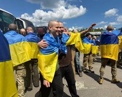 Між Україною та Росією відбувся обмін полоненими: додому повернулися 185 захисників