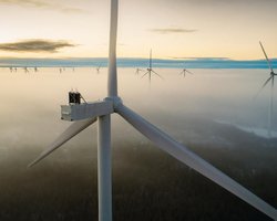 Отключения света после атак ВС РФ: спасут ли ветрогенераторы энергетику Украины