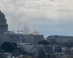 В день репетиции инаугурации Байдена над Капитолием появились клубы черного дыма (видео)