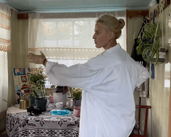 Бросила все в Киеве и переехала в село: девушка сама живет в бабушкином доме (фото)