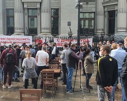 Рестораторы устроили пикник под ОП: требуют открыть летние террасы