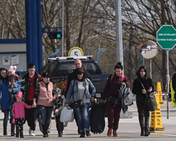 Помощь украинцам: Сенат Польши принял закон о продлении поддержки беженцев, детали