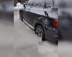 "Машины вмерзли в лед": в соцсетях показали последствия сильных морозов в Киеве (видео)