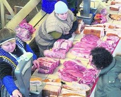 Рыночные торговцы ежемесячно платят миллионные взятки