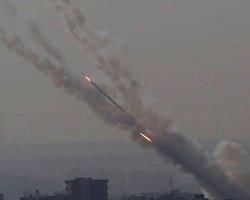 Боевики ХАМАС выпустили больше 100 ракет по Израилю, среди погибших ребенок (видео)