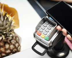 Журналіст не зміг купити продукти за "зимову тисячу": на карту прийшла відмова