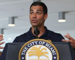 Мэр Майами потребовал, чтобы Трамп не  приезжал в город, пока не вылечится от коронавируса