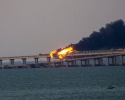 Росіяни не можуть зрозуміти, як вантажівка з вибухівкою заїхала на Кримський міст