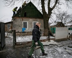 В Авдеевке полным ходом идут восстановительные работы в поврежденных домах