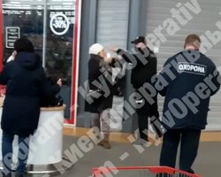 В Киеве уволили полицейского, избившего женщину за отказ носить маску (видео)