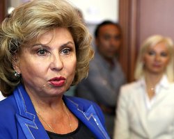 Сенцов смотрит телевизор, пишет сценарий, - омбудсмен РФ