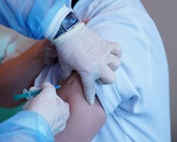 Минздрав разъяснил разницу между бустерной и дополнительной дозой вакцины против COVID-19