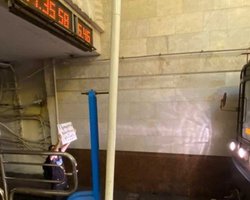"Прекратите калечить людей": В Минске протестующий заблокировал синюю ветку метро, спрыгнув на рельсы