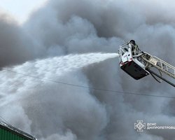 ВС РФ атаковали частный бизнес в Днепре: горят склады бинтов, шин и шоколада (фото, видео)